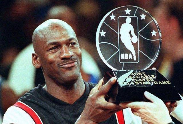 瓦力棋牌-包含篮球明星荣膺MVP，赛季表现出众的词条