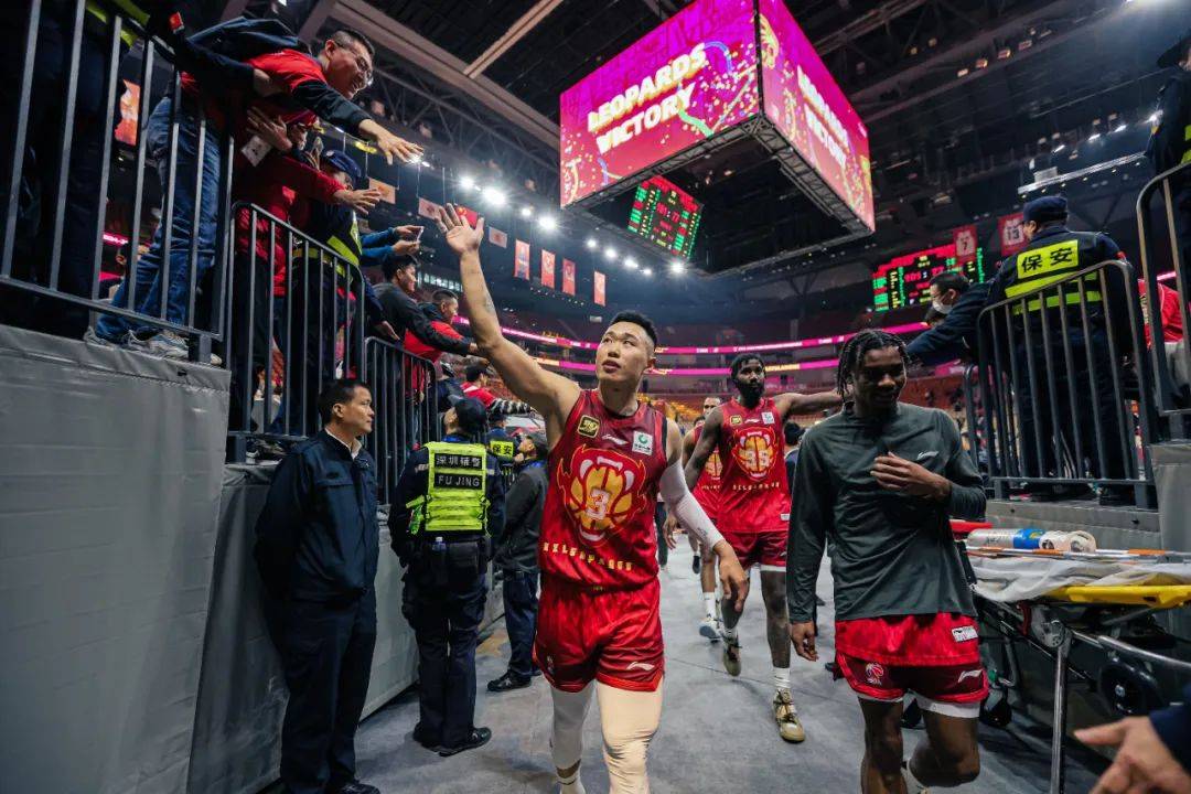 深圳队在最新一场胜利中赢得观众热烈掌声的简单介绍