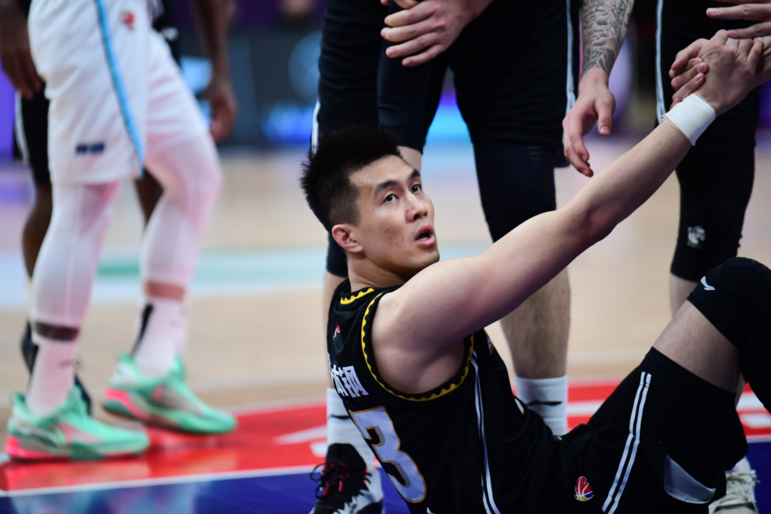 球员战术多变，比赛节奏扣人心弦的简单介绍