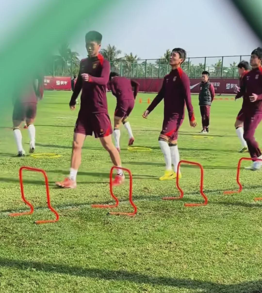 包含足球场上高能对抗，球员技艺精湛的词条