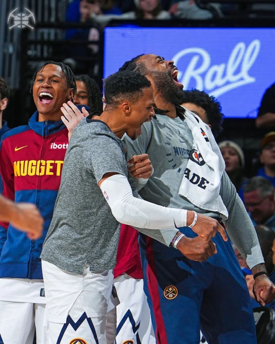 瓦力棋牌app-精彩瞬间！球员倾尽全力，球场火热