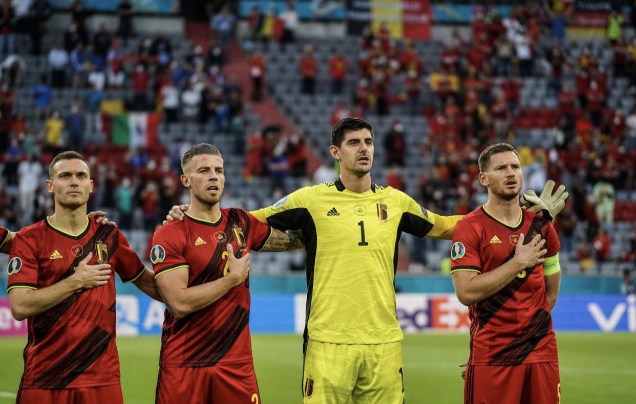 足球迷们热情备战，为欧国联比赛加油助威