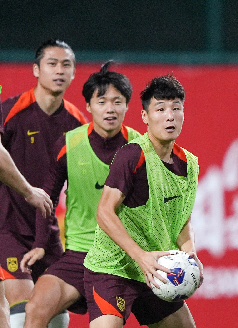 中国足球比赛阵容实力加强，球员风采迷人的简单介绍