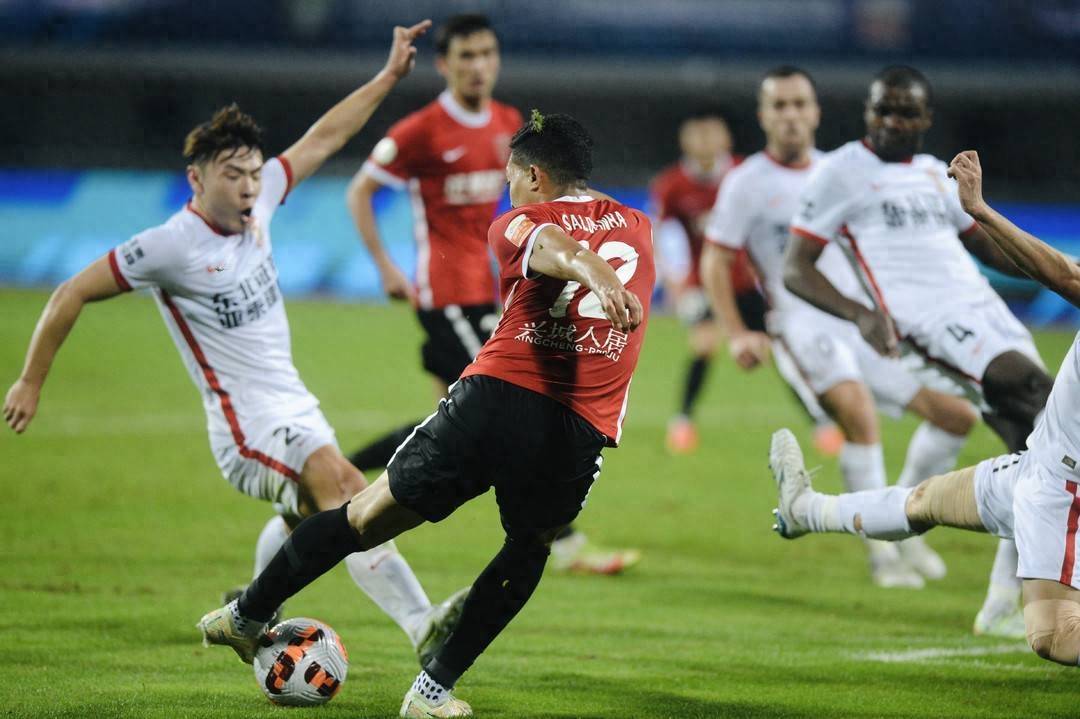 瓦力棋牌官网-华莱士灵活机智，成功破解对手防线的简单介绍