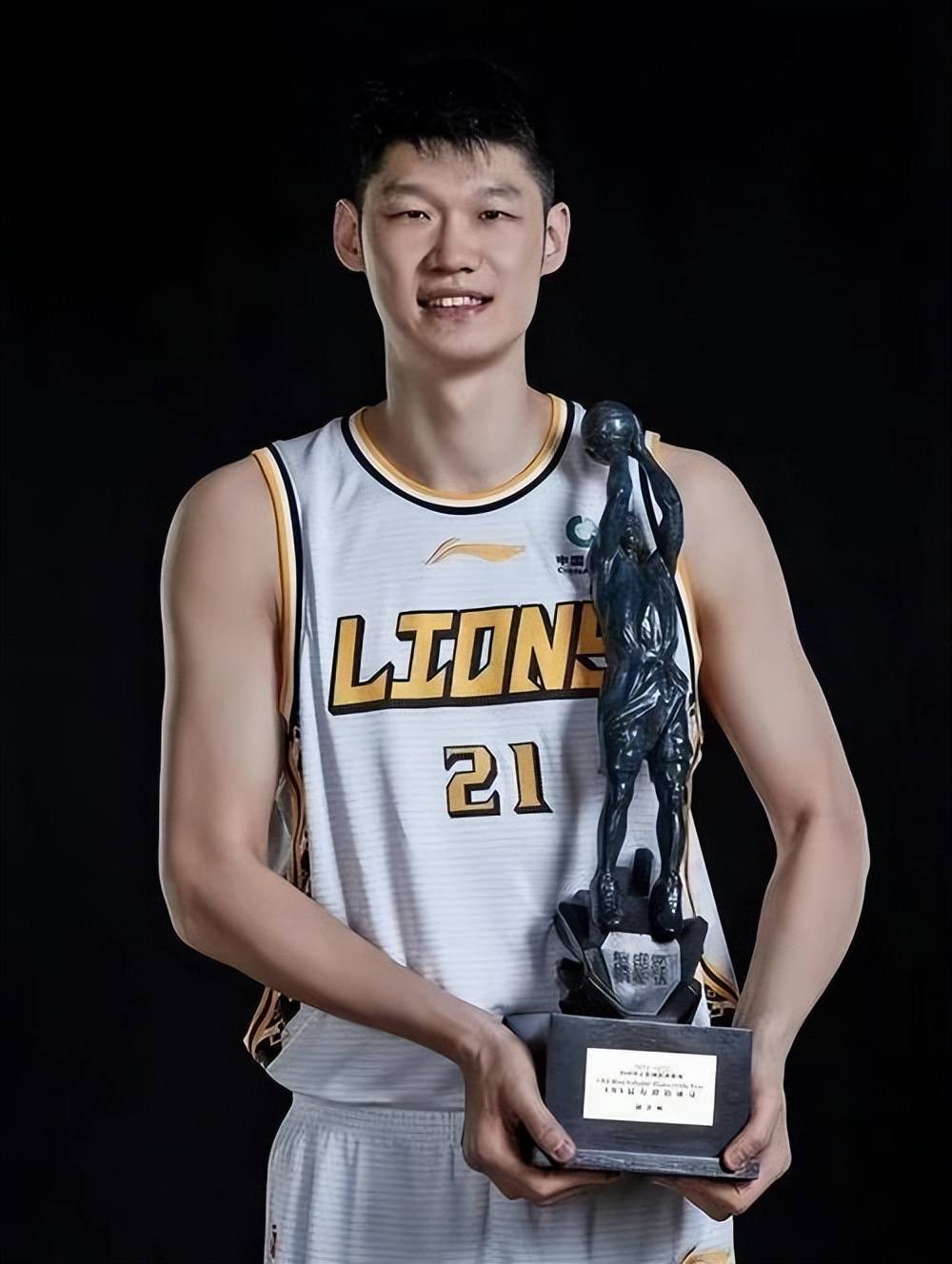 河北男篮连胜收官，实力雄厚扬眉挥汗取胜的简单介绍