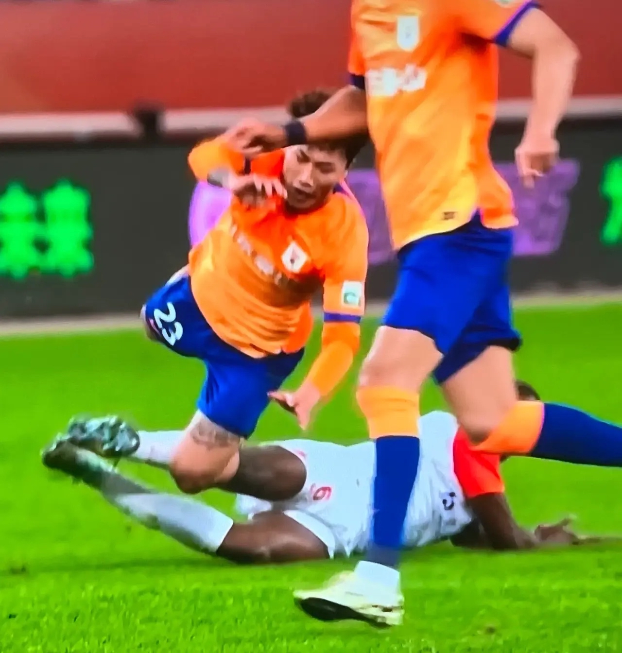 关于申花主场大败，主帅承认战术失误的信息