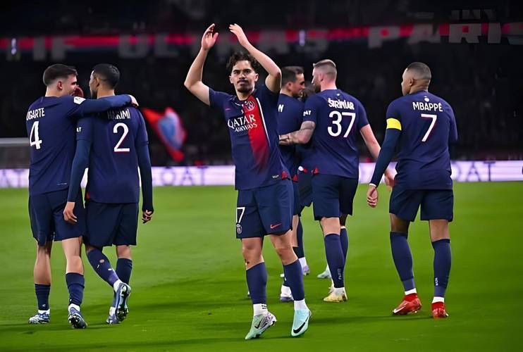 瓦力棋牌-里昂客场逼平巴黎，争夺联赛亚军席位的简单介绍