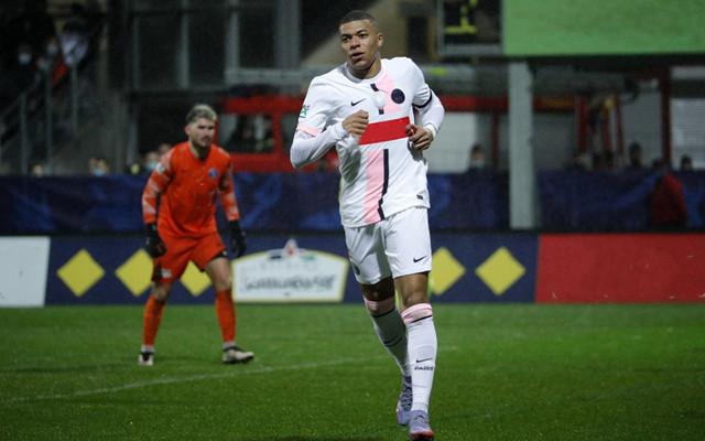 里昂客场逼平巴黎，争夺联赛亚军席位的简单介绍