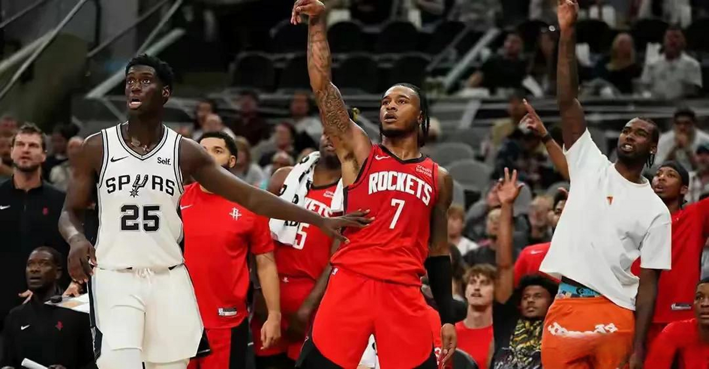 瓦力棋牌app-火箭全队合力抗击马刺，获得胜利