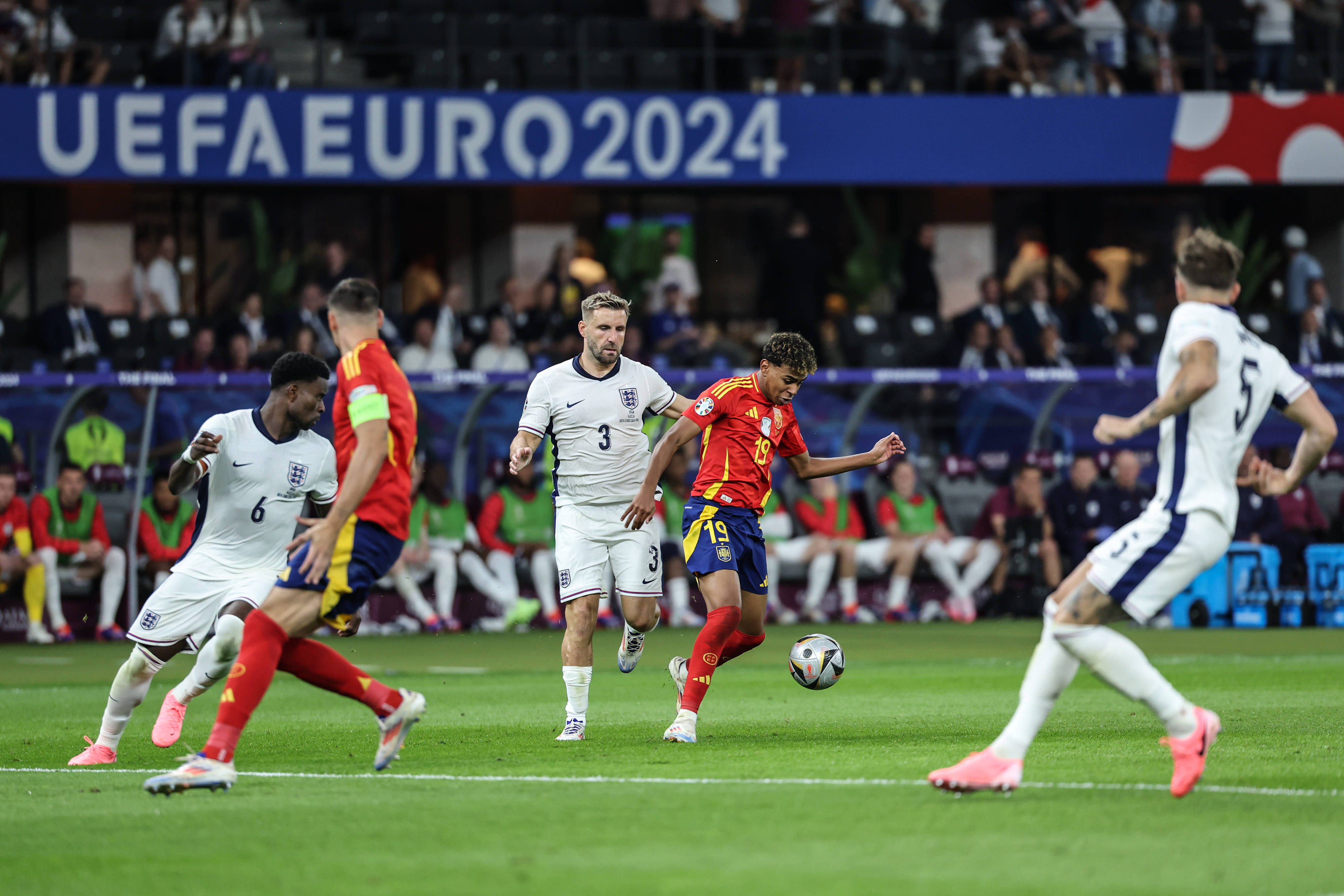 瓦力棋牌游戏-足球世界震撼，欧洲杯赛场绝杀之战