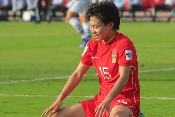 瓦力棋牌游戏-意气风发：女足比赛球员奋发向前的简单介绍