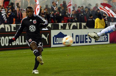 瓦力棋牌官网-包含科隆队在主场比赛中尽力拼搏，继续保级努力的词条