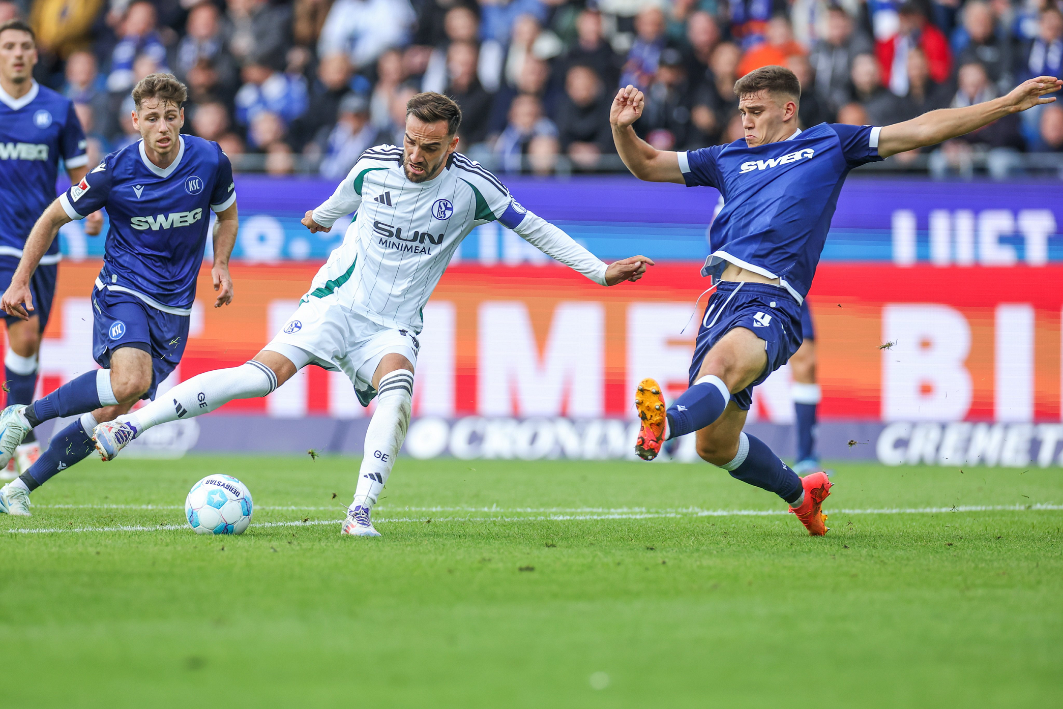 包含科隆队在主场比赛中尽力拼搏，继续保级努力的词条