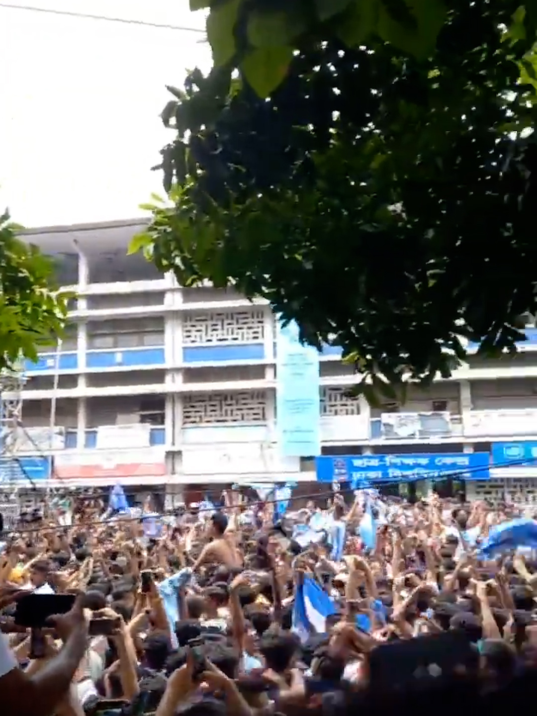 比赛结束时球迷欢呼雀跃，场面火爆