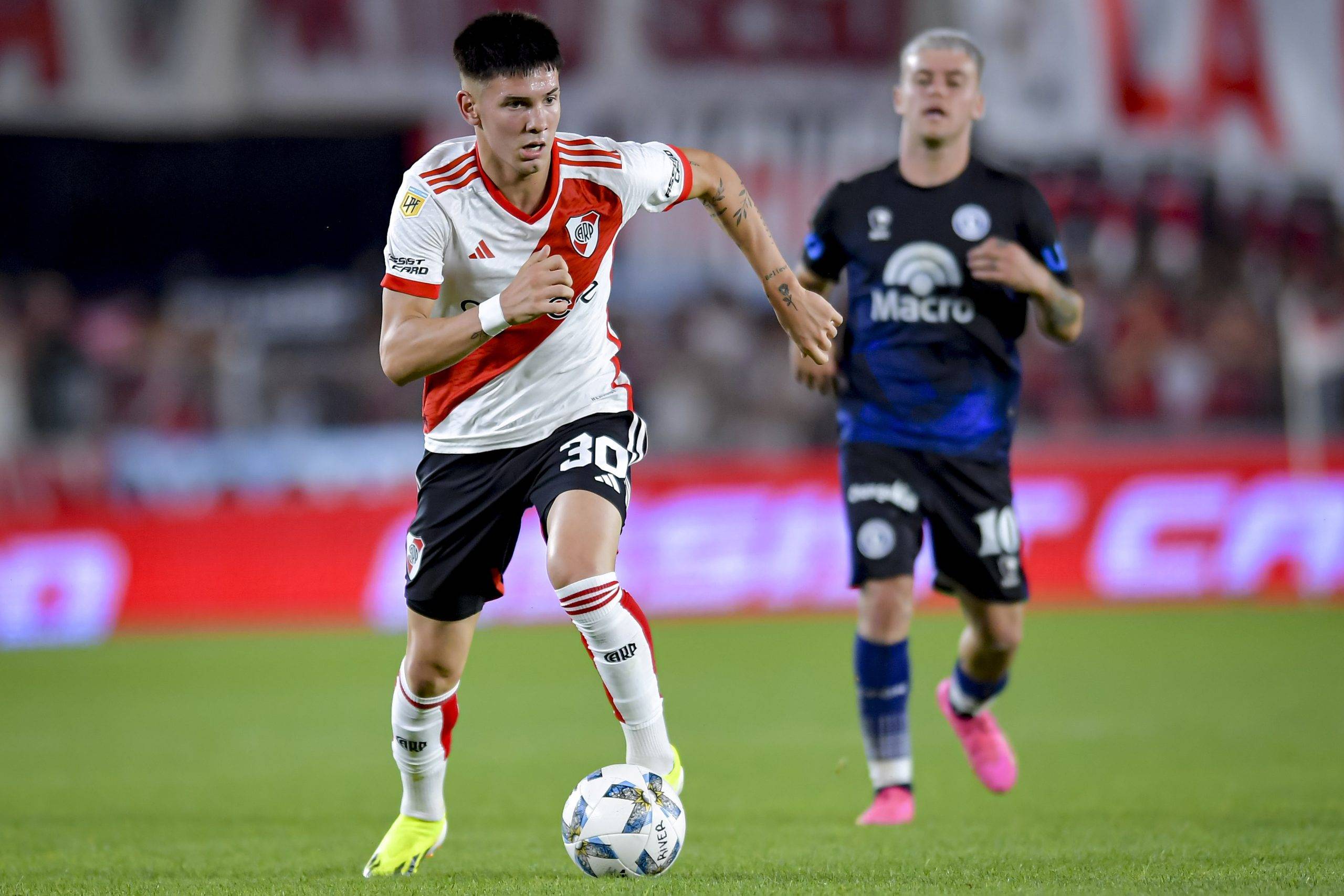 瓦力官网-少年足球比赛中出现天才球员，引发关注