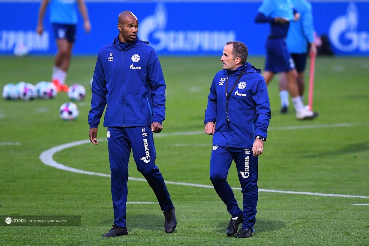 包含沙尔克球员合影曝光获球迷点赞的词条