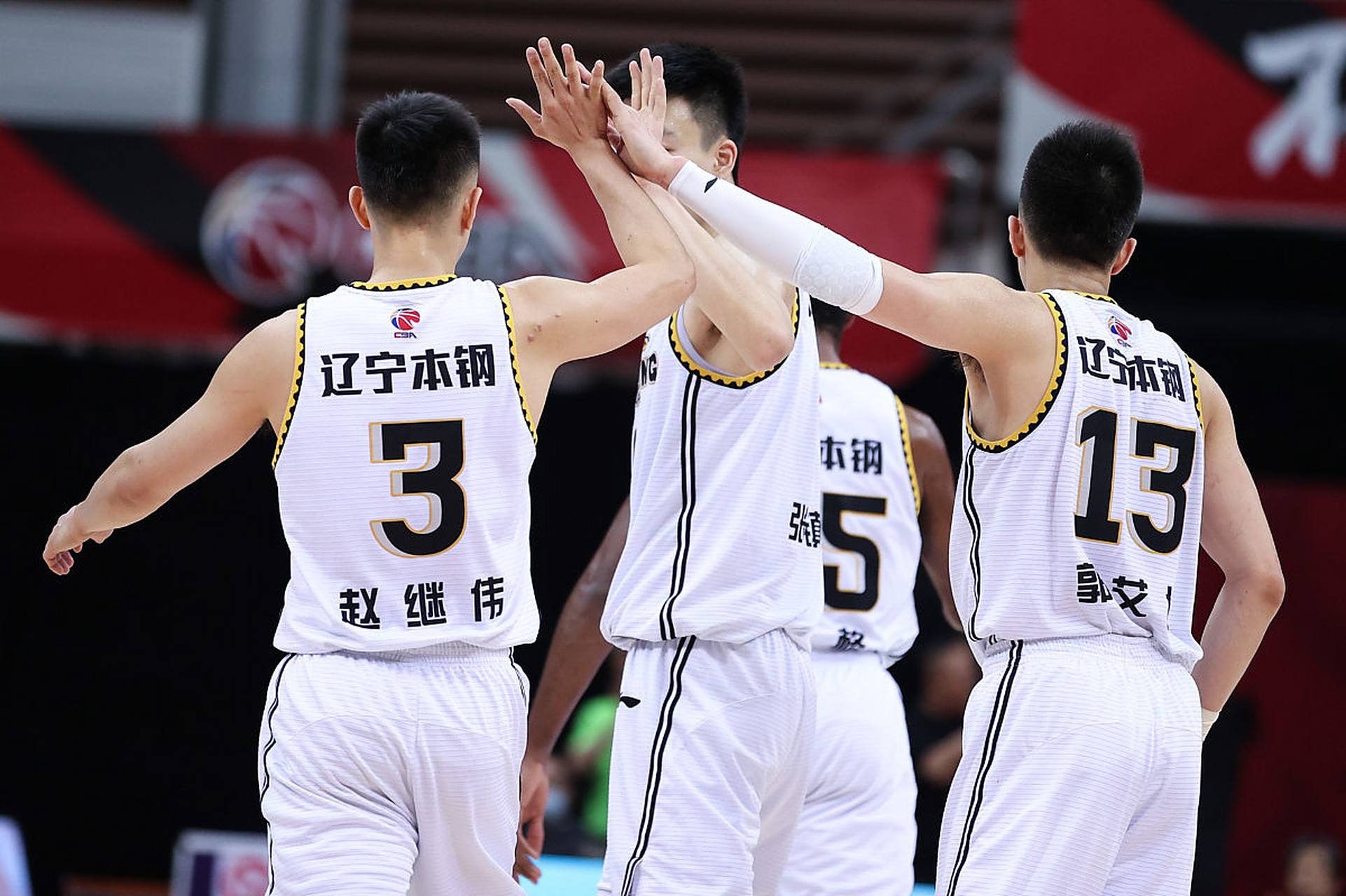 传球失误比赛最终落败玩命保级