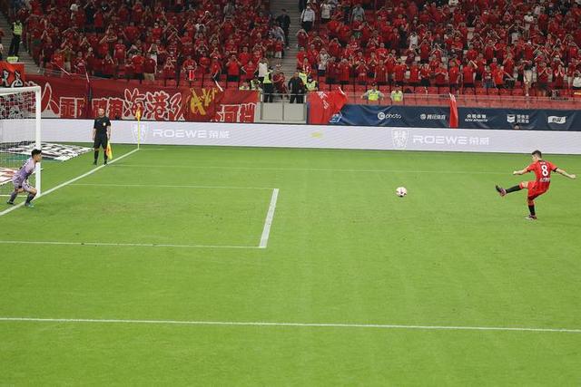 瓦力棋牌入口-惊险扣人心弦！比赛场上双方球队激烈争斗