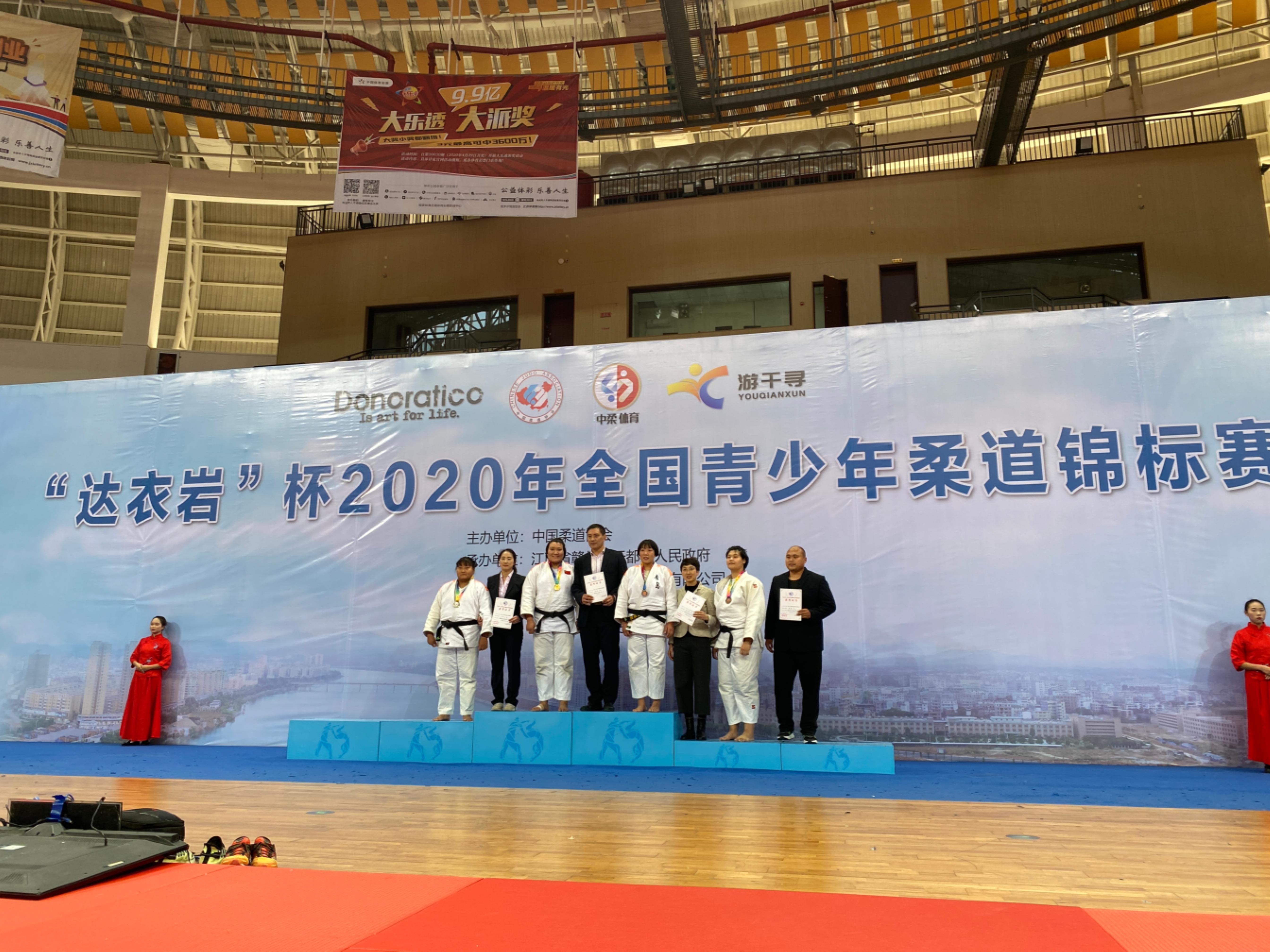 瓦力棋牌游戏-意大利游泳健将勇夺金牌，精湛技艺震撼世界