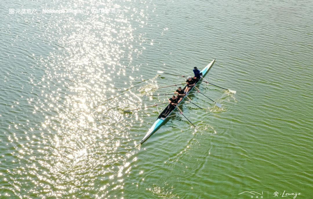 赛艇运动员奋力划桨，破风前行