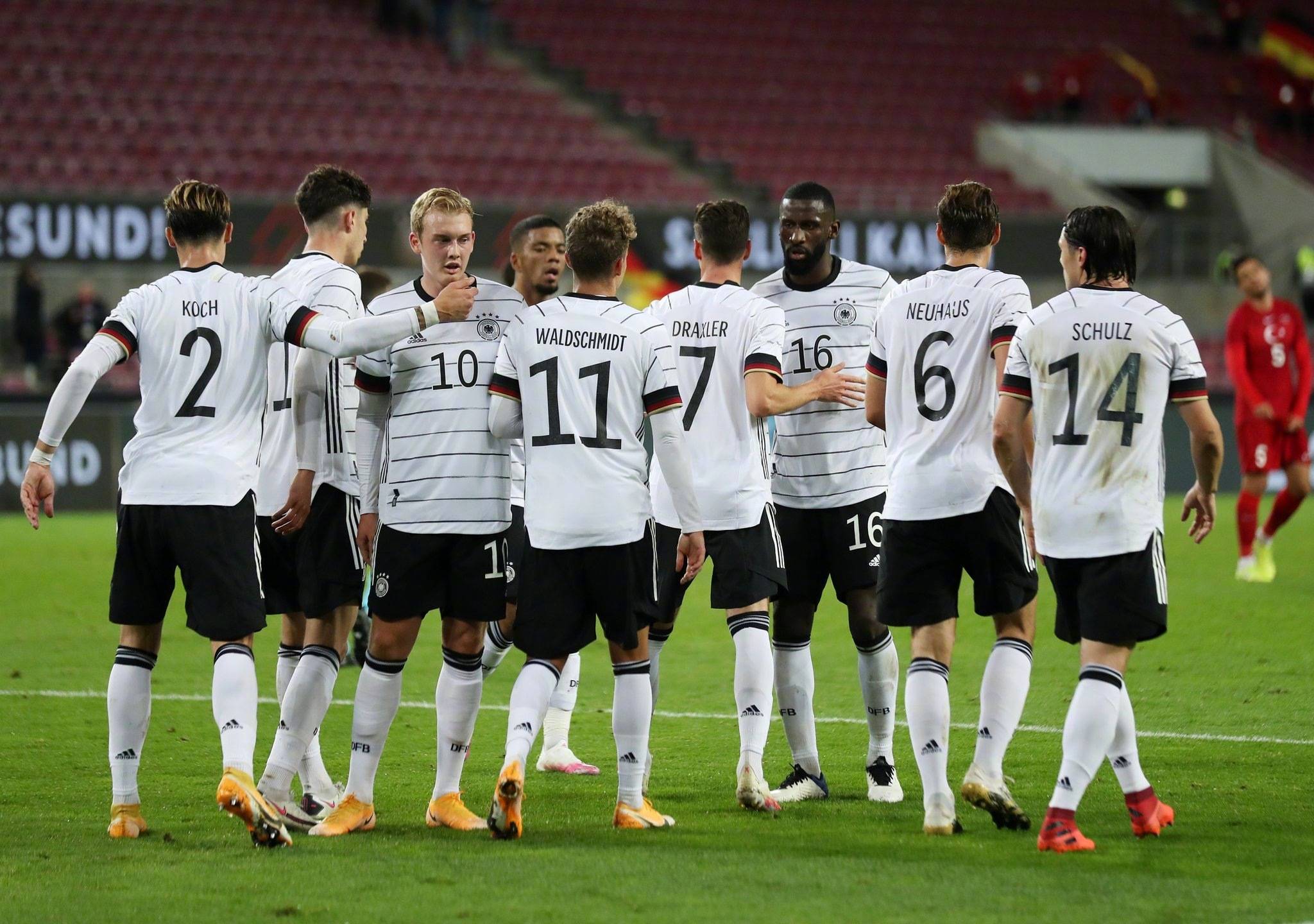 意大利在关键时刻扳平比分，逼平土耳其