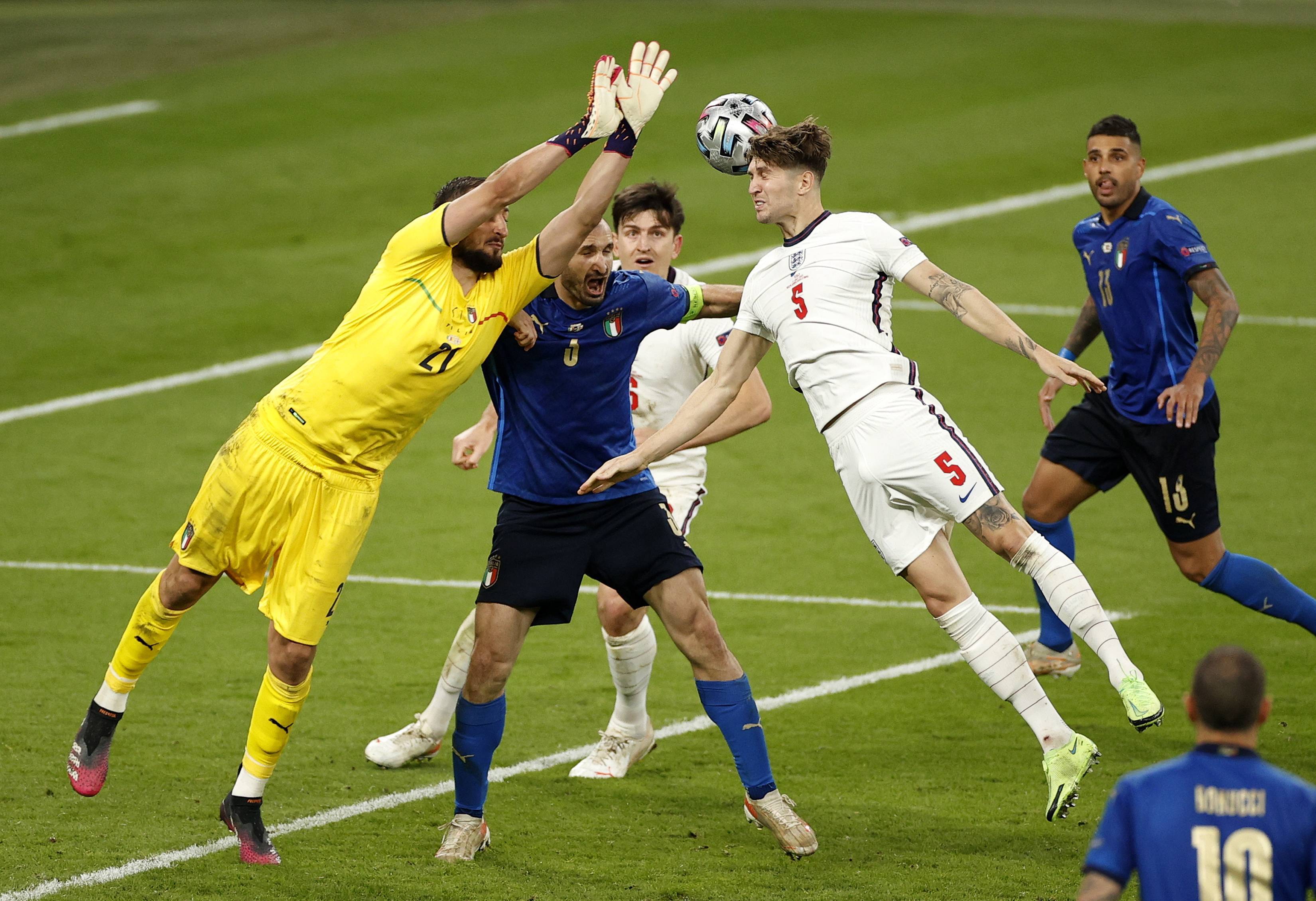 火爆的欧洲足球锦标赛，球迷狂热助阵的简单介绍