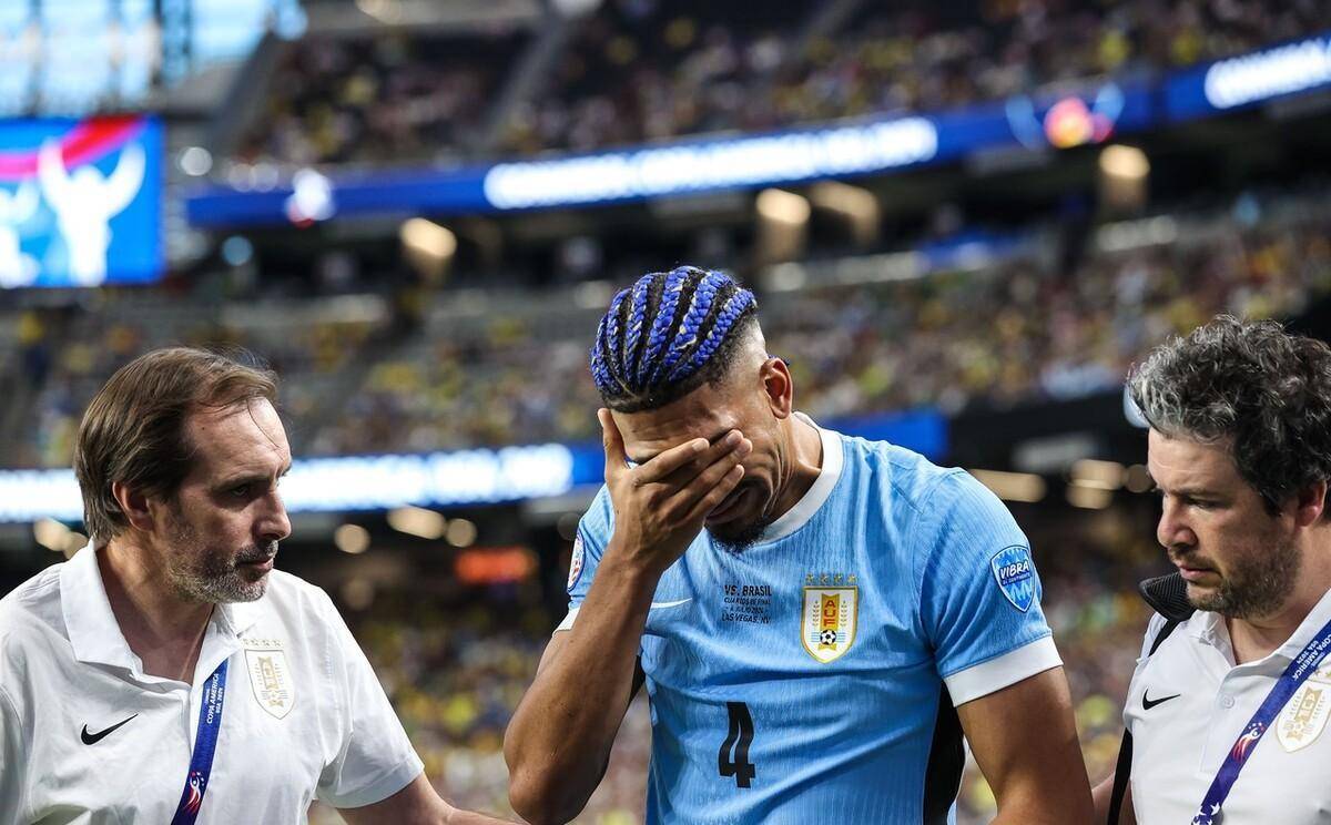 乌拉圭传奇球星宣布退役，球迷感动流泪