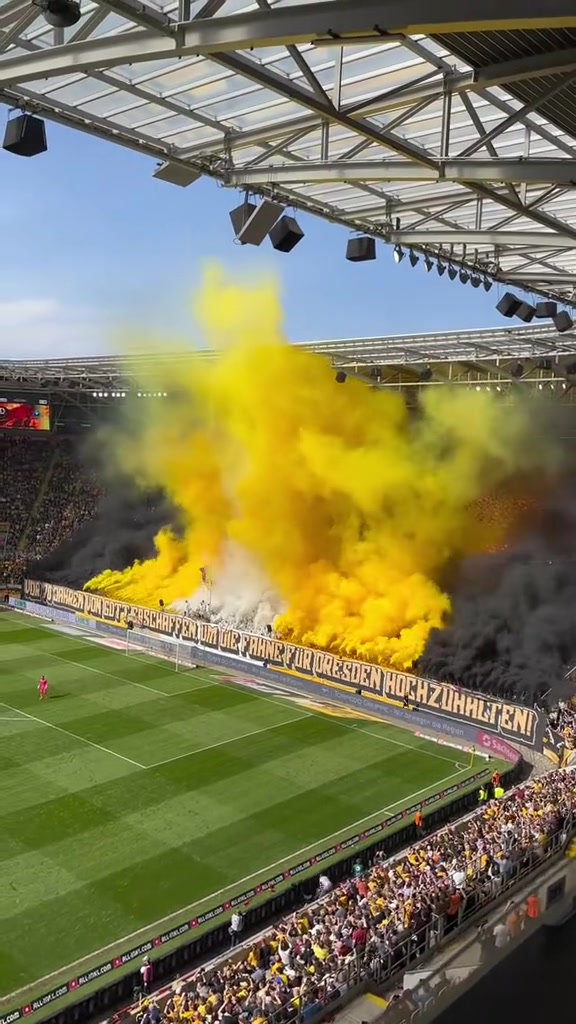 瓦力棋牌-包含令人热血沸腾的足球比赛中发生了一幕幕惊喜的词条