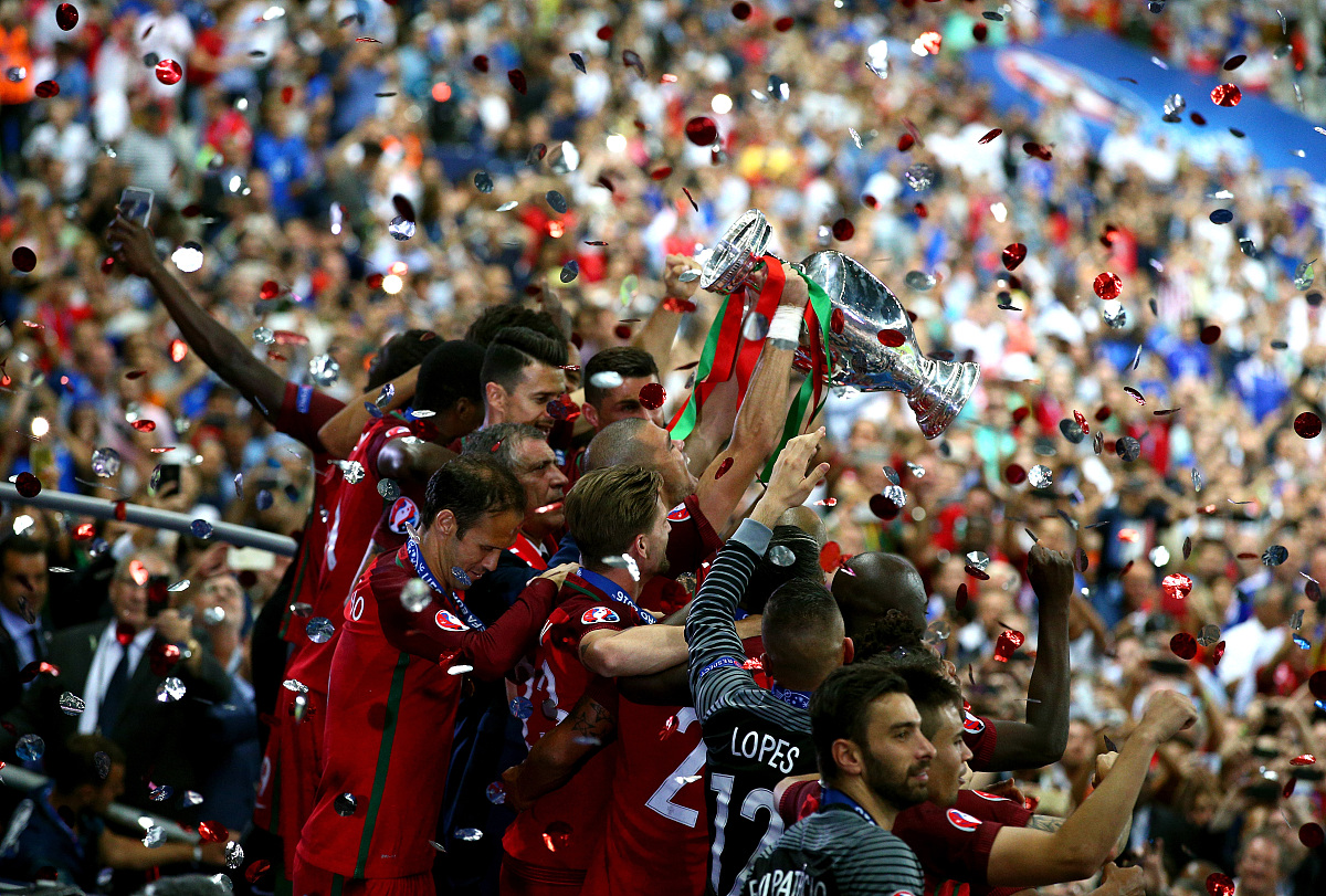 包含令人热血沸腾的足球比赛中发生了一幕幕惊喜的词条