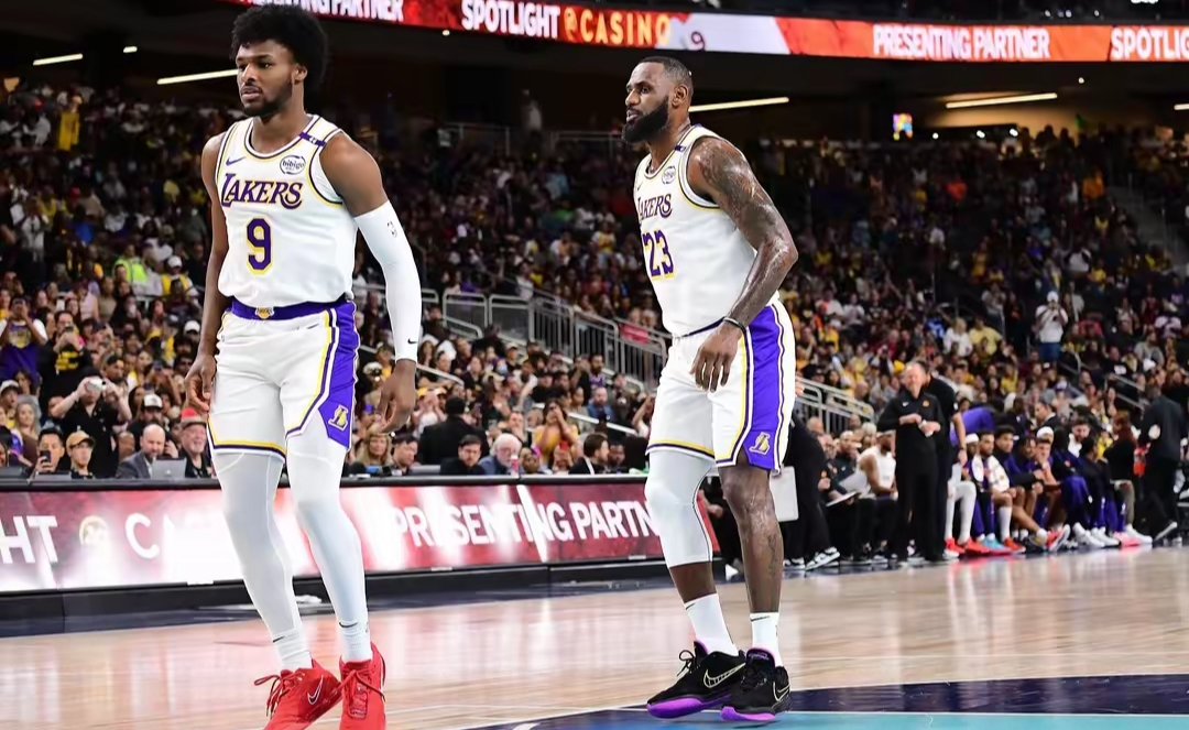 瓦力棋牌官网-湖人队大胜太阳队，詹姆斯全场贡献三双数据