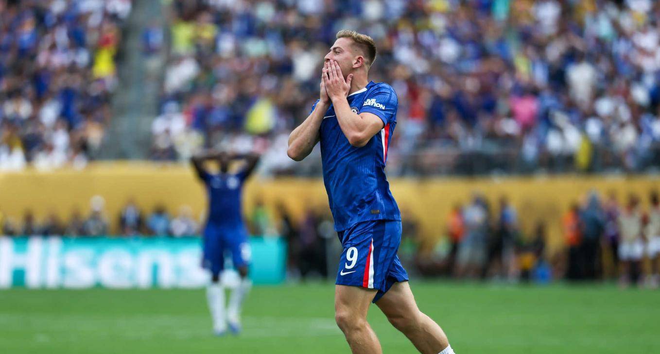 关于切尔西后卫表现稳健，球队防线坚不可摧的信息