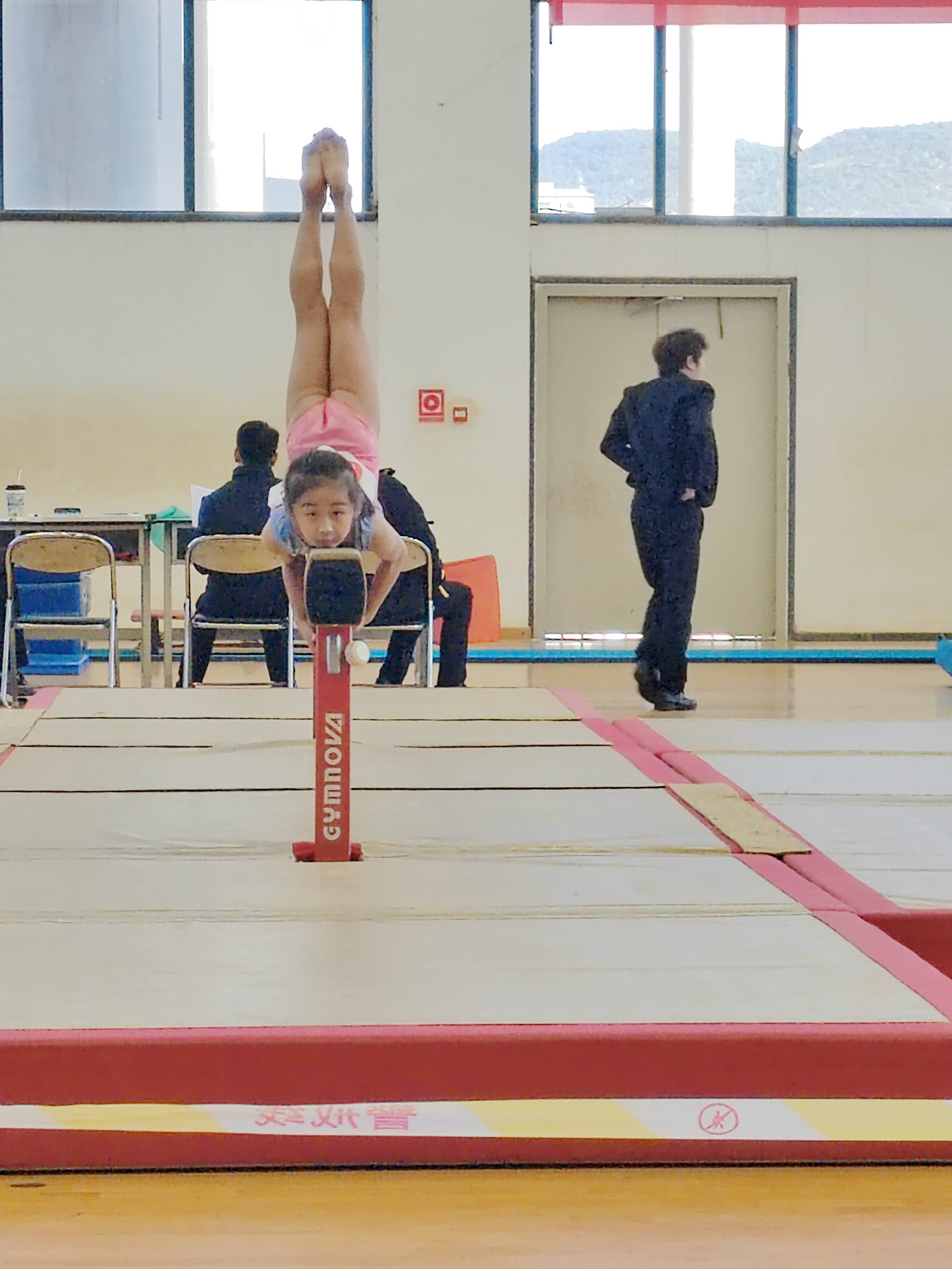 瓦力棋牌入口-激励人心：体操选手圆满完成