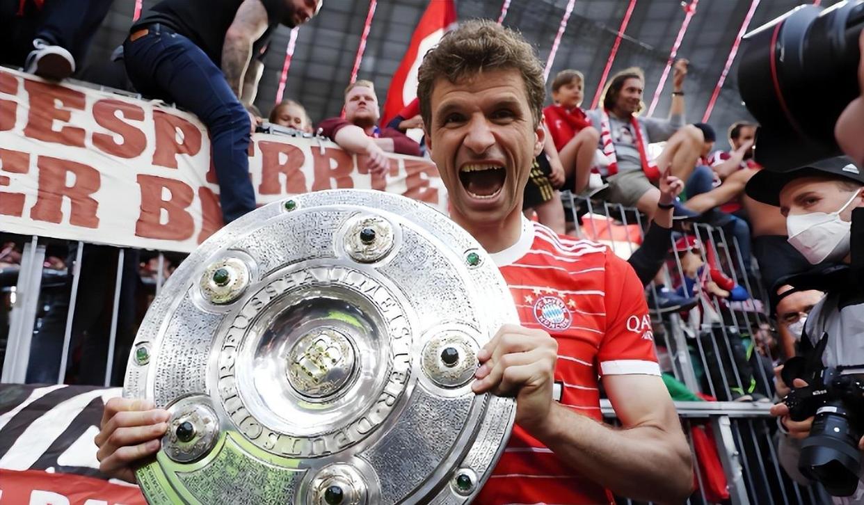 瓦力棋牌游戏-包含雨中拜仁主场战胜阿贾克斯，穆勒建功领跑小组的词条