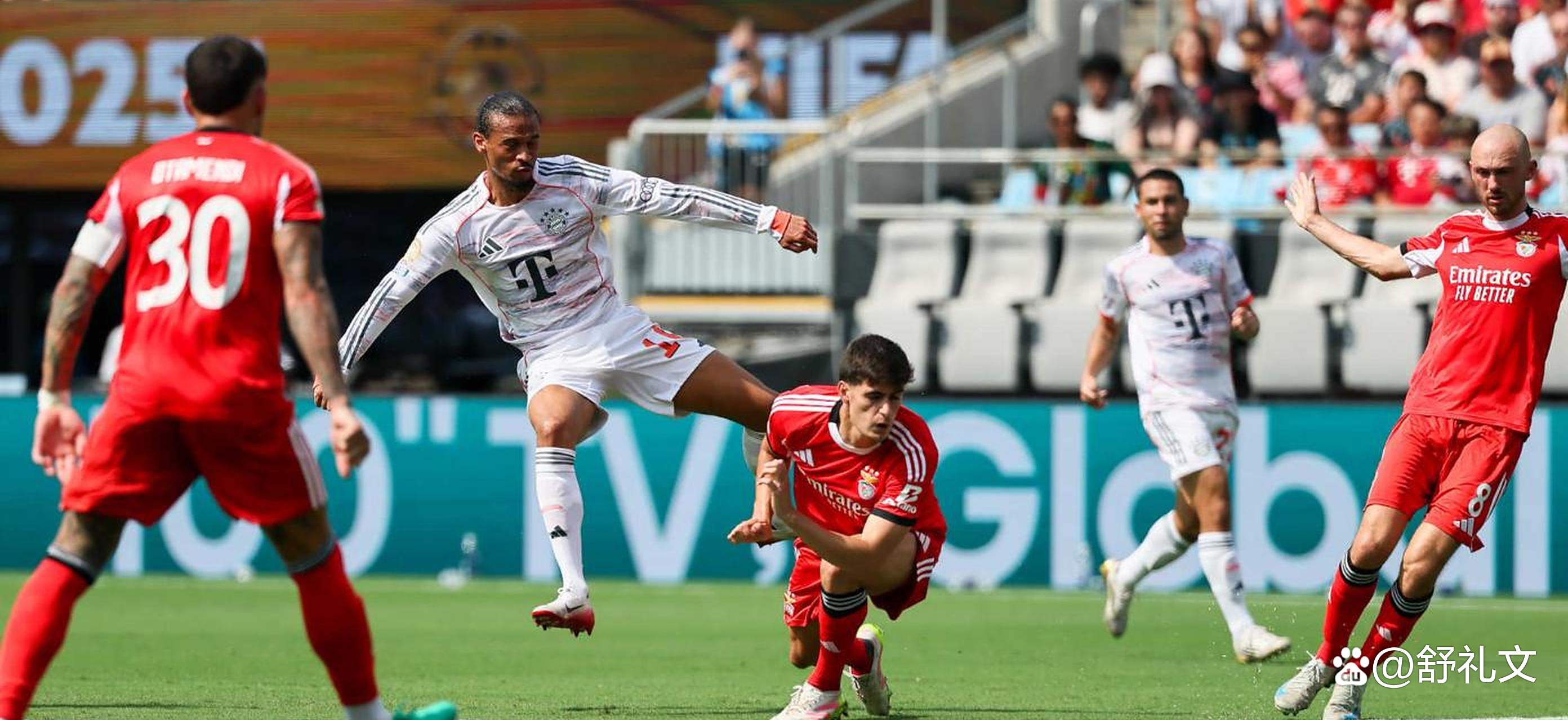 包含雨中拜仁主场战胜阿贾克斯，穆勒建功领跑小组的词条