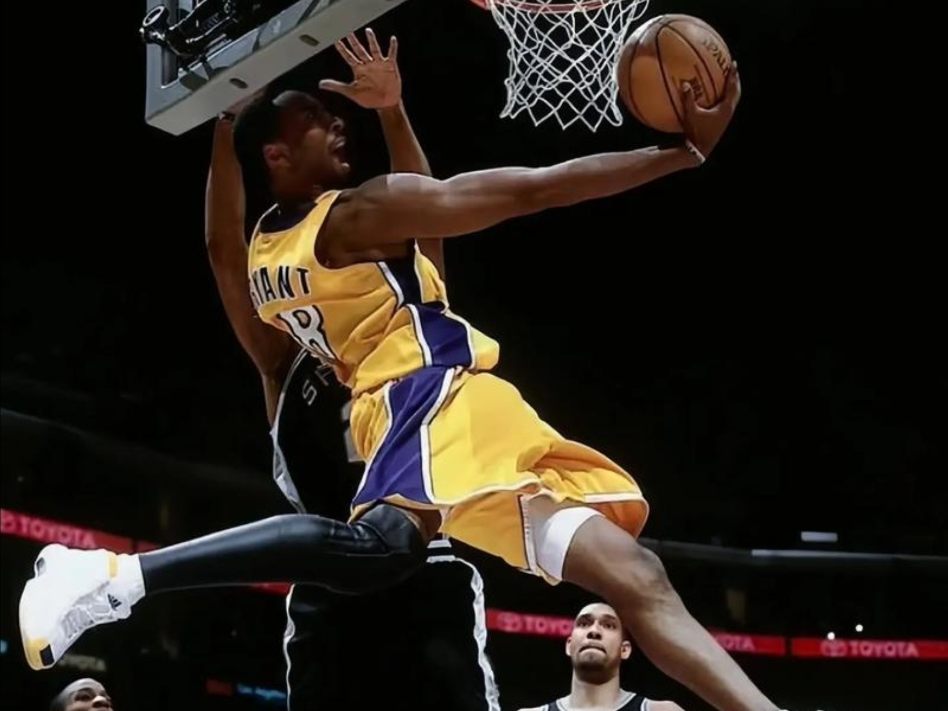 瓦力棋牌入口-篮球比赛的惊心动魄瞬间，让人无法自拔