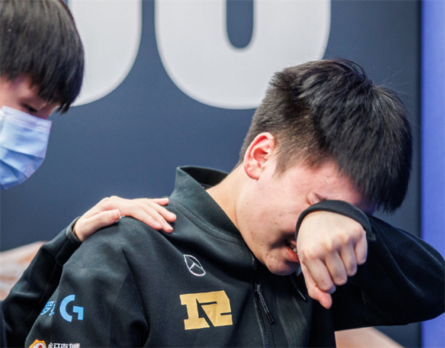 瓦力官网-RNG力克MAD，Viper关键团战开团秒人宿命之战四强赛，强势挺进下一轮的简单介绍