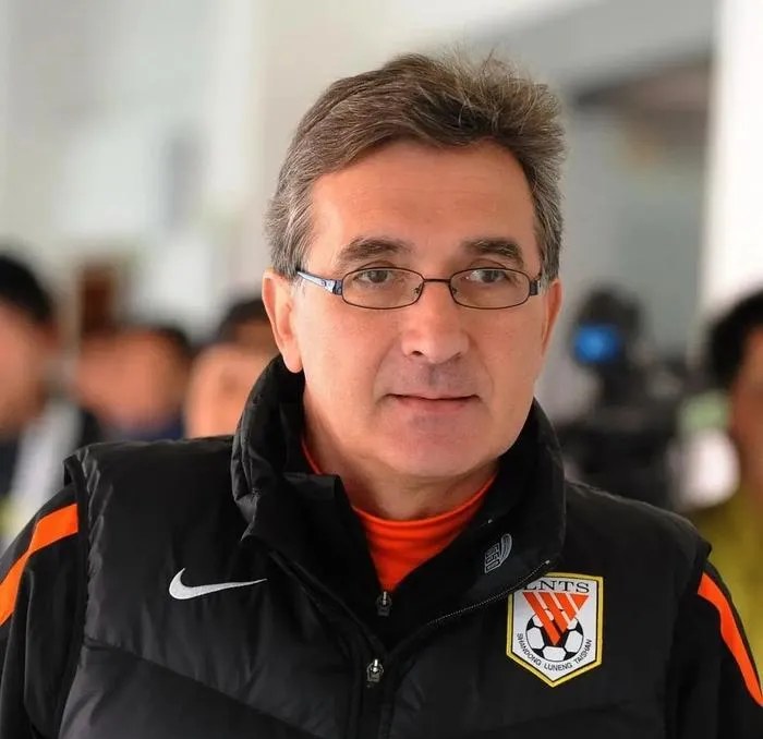 瓦力官网-青岛海牛击败大连人，终结失利