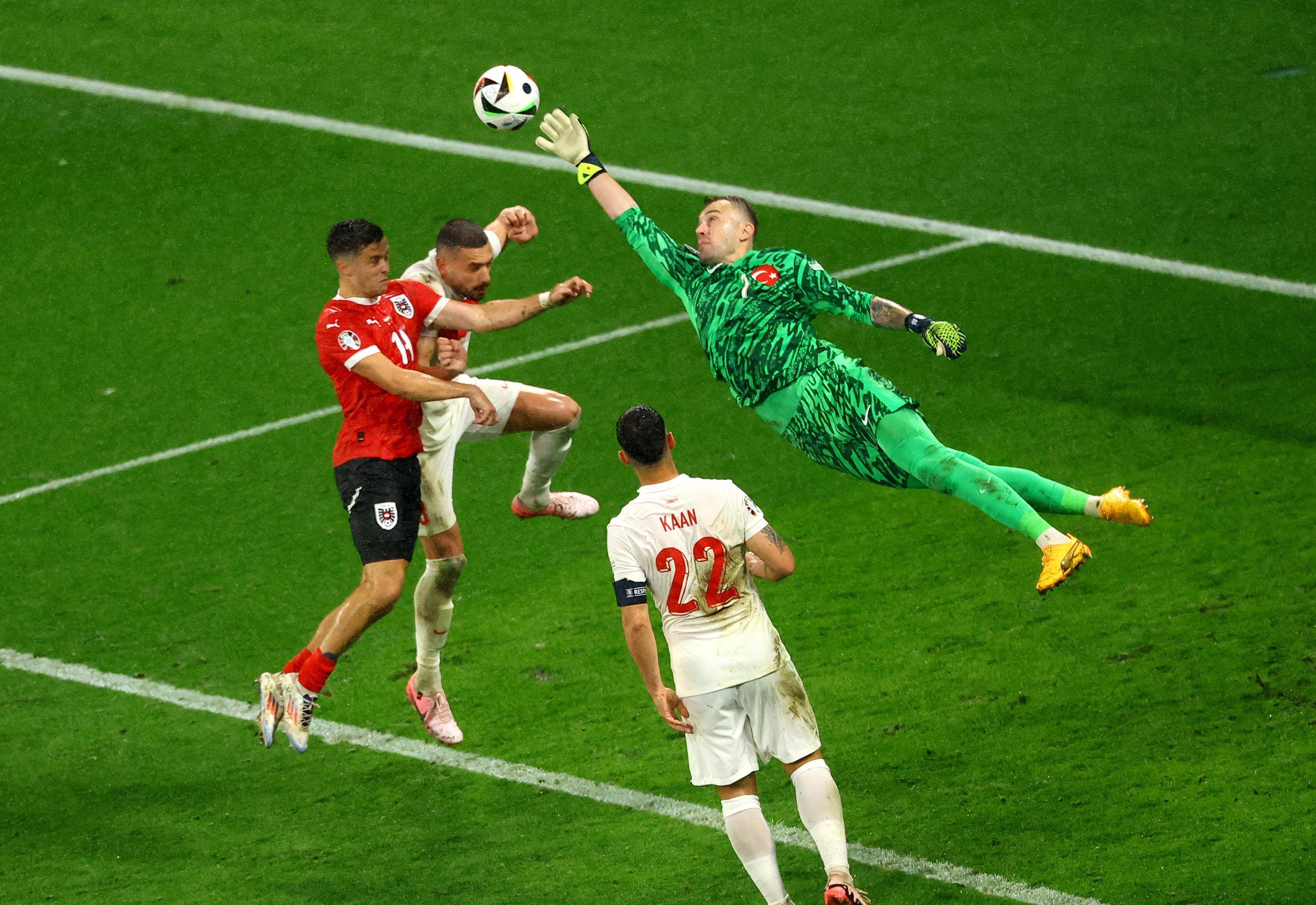 强强对话下的欧洲足球赛事，富有激情的竞技场！