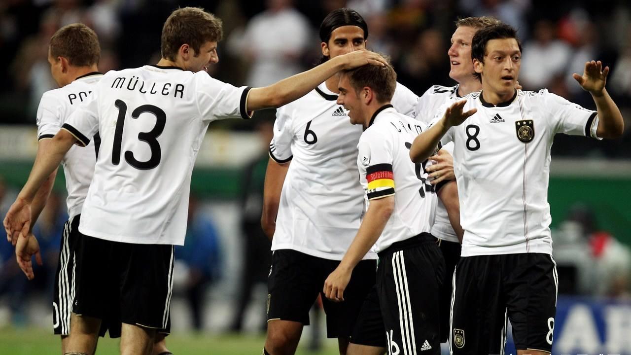 瓦力棋牌游戏-包含德国队绝杀印度队，黄鸭组合高光表现的词条